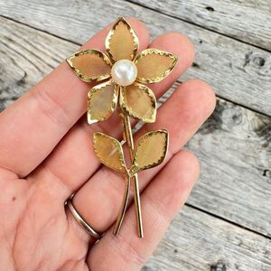 Vintage Jewelry Gold Tone Flower Brooch with faux pearl pin